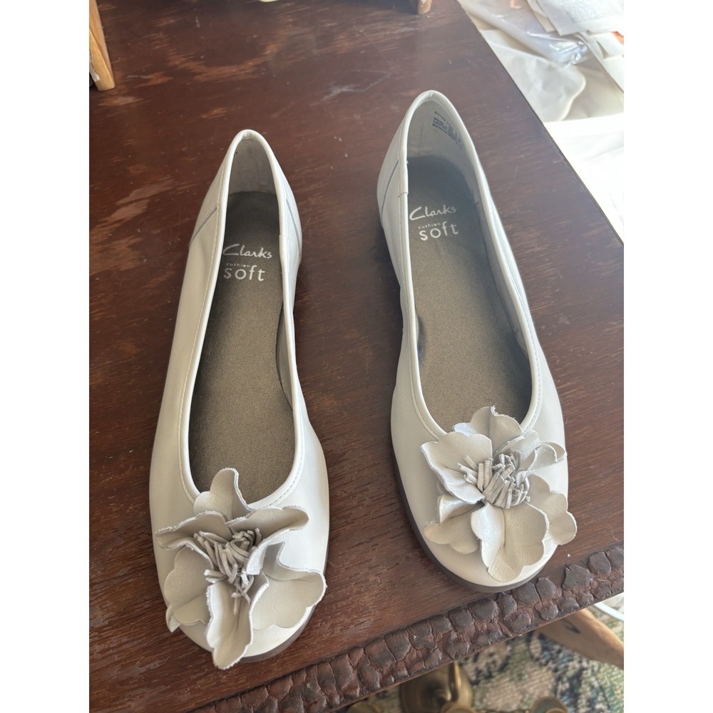 Clarks Cushion Soft Ballet Flats Beige size 8